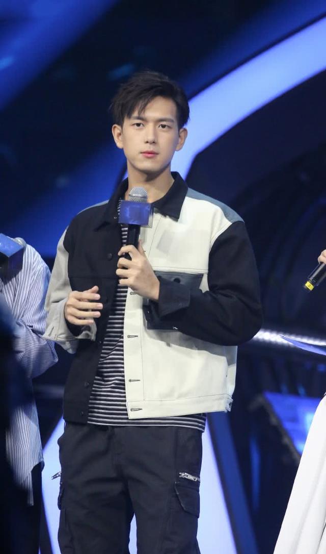 李现活动生图流出,当他低头大笑时 网友:再也不是韩商言