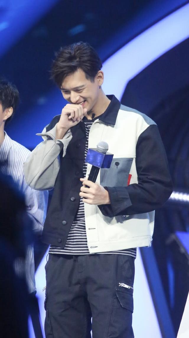 李现活动生图流出,当他低头大笑时 网友:再也不是韩商言