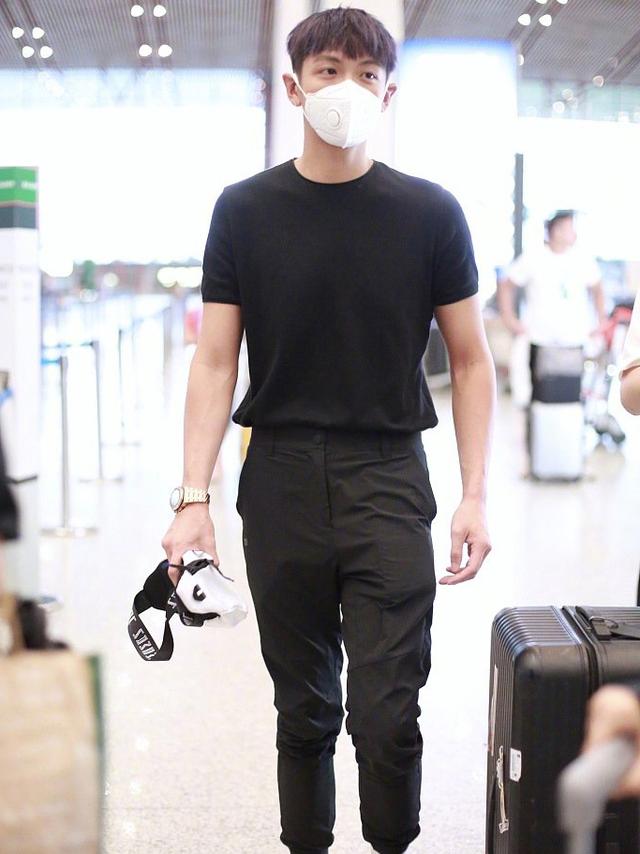 183cm柯震东终于现身,一身黑色造型,帅出新高度