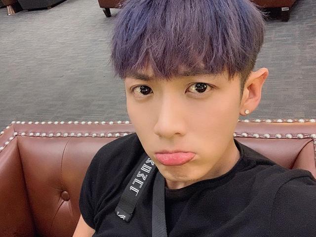 183cm柯震东终于现身,一身黑色造型,帅出新高度