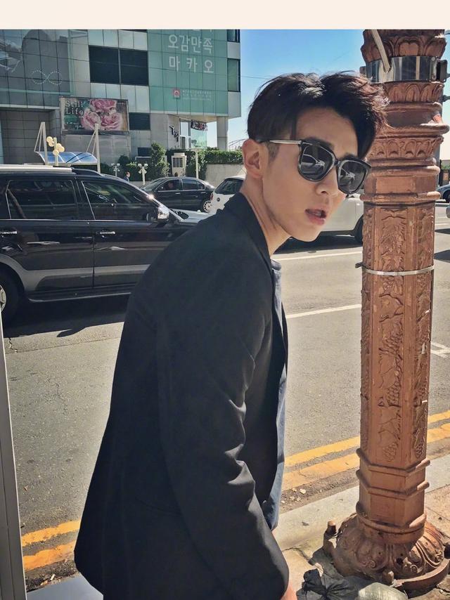 183cm柯震东终于现身,一身黑色造型,帅出新高度