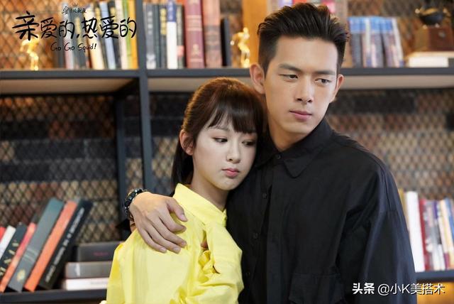 李现录制《非常静距离》,大背头换斜刘海,露额头帅气十足