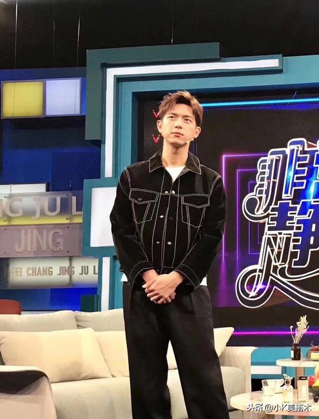 李现录制《非常静距离》,大背头换斜刘海,露额头帅气十足