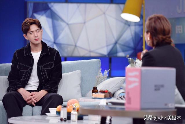 李现录制《非常静距离》,大背头换斜刘海,露额头帅气十足