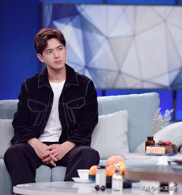 李现录制《非常静距离》,大背头换斜刘海,露额头帅气十足