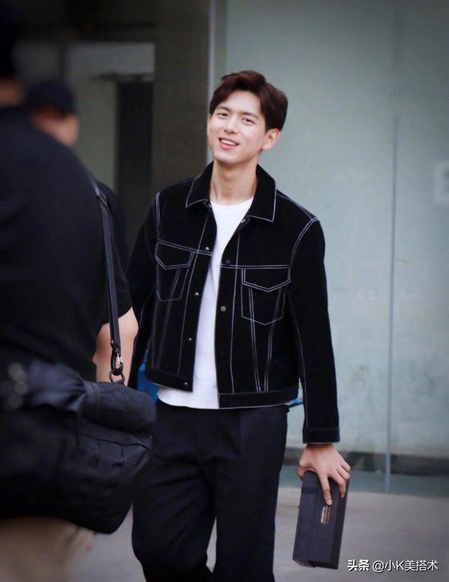 李现录制《非常静距离》,大背头换斜刘海,露额头帅气十足