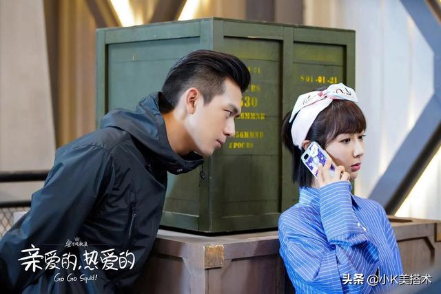 李现录制《非常静距离》,大背头换斜刘海,露额头帅气十足