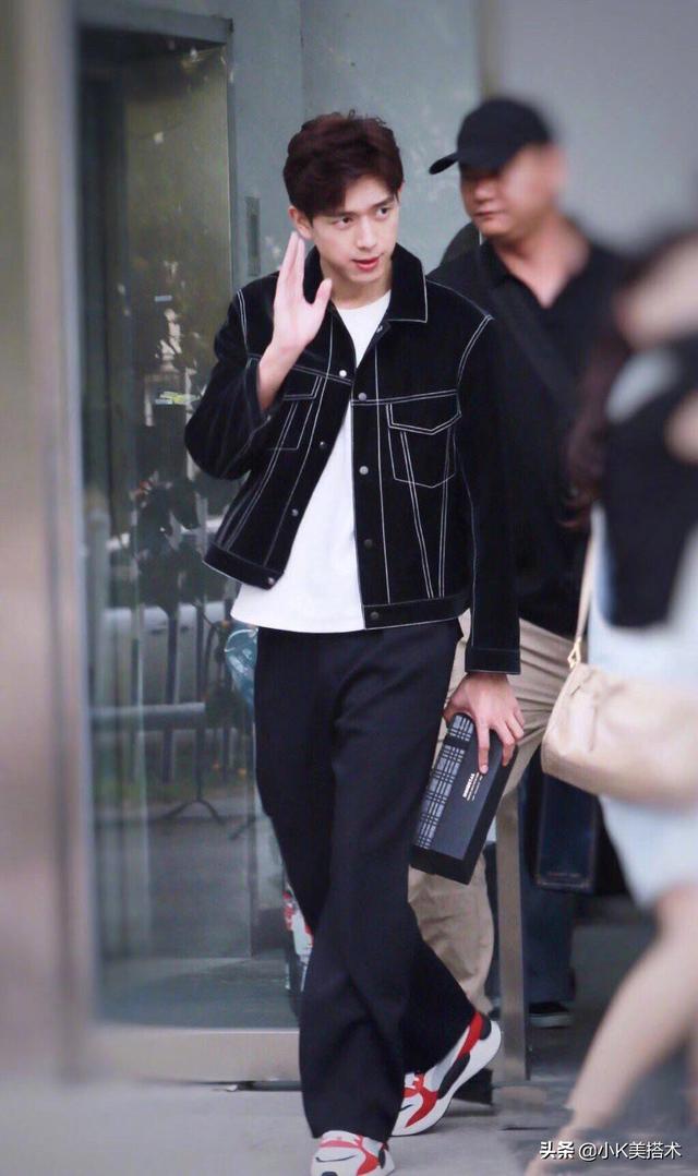 李现录制《非常静距离》,大背头换斜刘海,露额头帅气十足