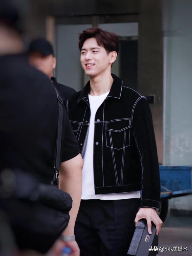 李现录制《非常静距离》,大背头换斜刘海,露额头帅气十足