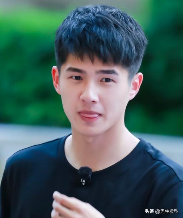 男生“最减龄”的发型,19年夏天剪完这4款,年轻又帅气