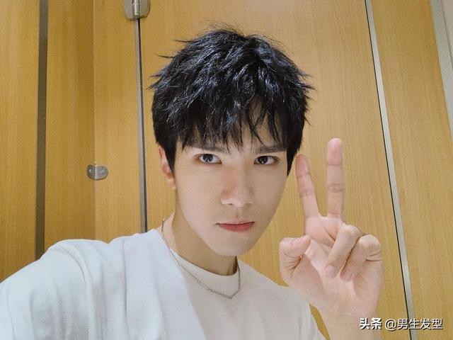 男生“最减龄”的发型,19年夏天剪完这4款,年轻又帅气