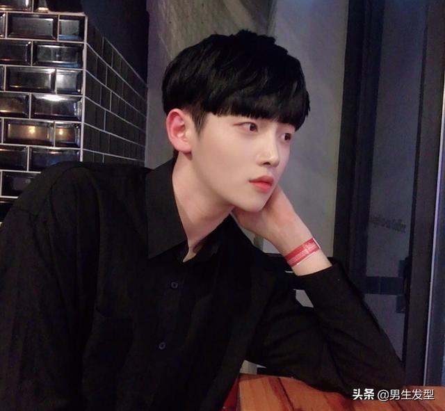 男生“最减龄”的发型,19年夏天剪完这4款,年轻又帅气