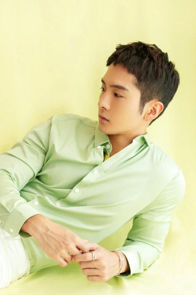 热到不行时,看到盛一伦的“冰淇淋男友”穿搭,感觉凉爽很多