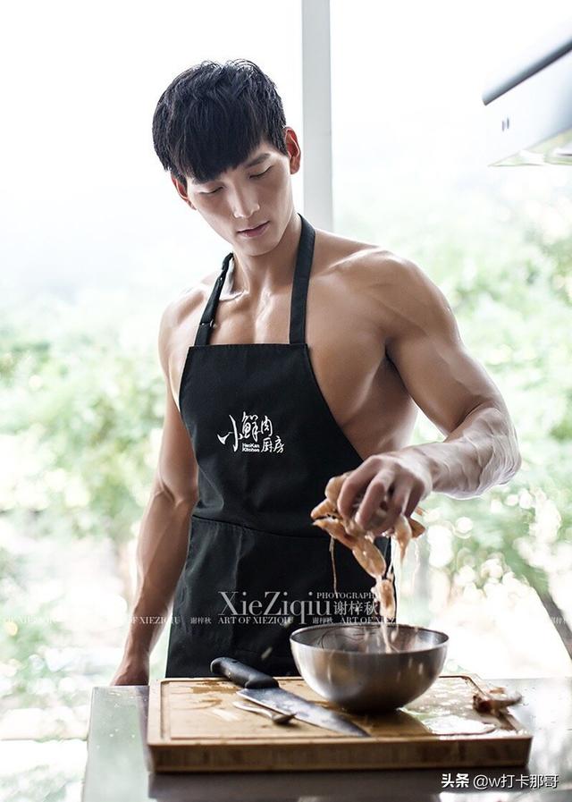 从排骨精到被网友称为肌肉标本,这位健身达人,终于拍片了