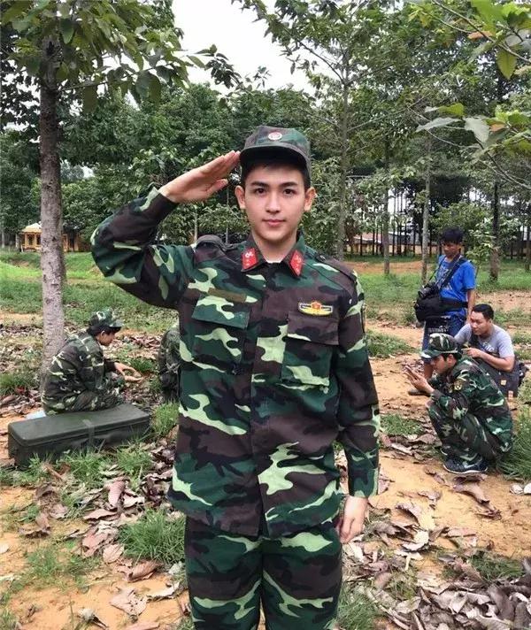 越南一军官因长相帅气走红网络,颜值不亚于当红明星