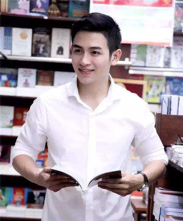 越南一军官因长相帅气走红网络,颜值不亚于当红明星