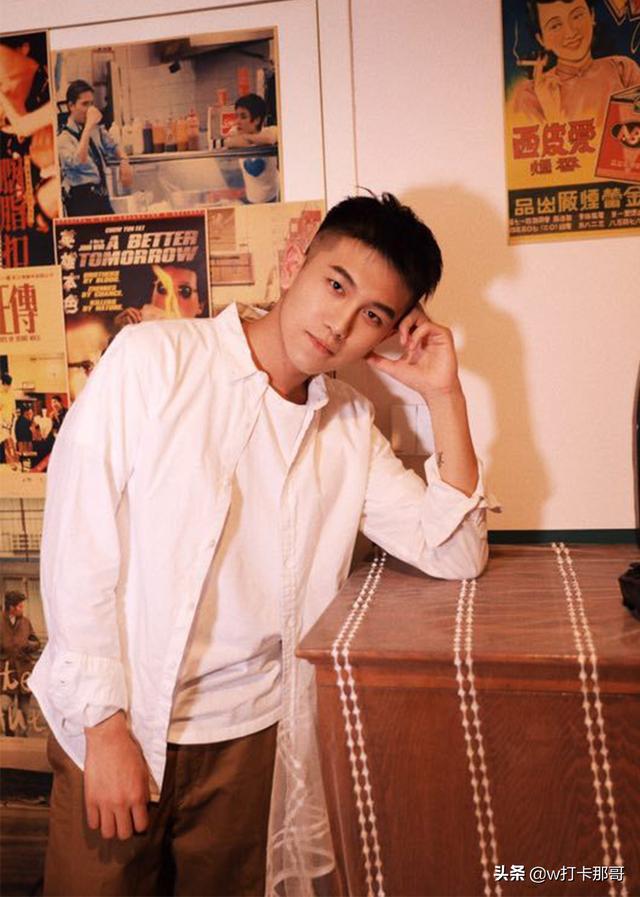 戴着10块钱的耳机说情话亦撩人,面对这位小奶狗,请原谅我肤浅了