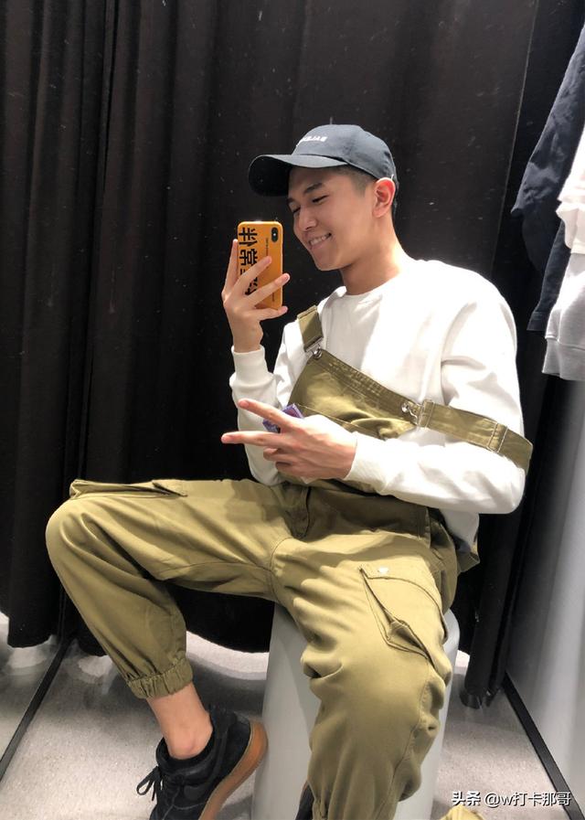 戴着10块钱的耳机说情话亦撩人,面对这位小奶狗,请原谅我肤浅了