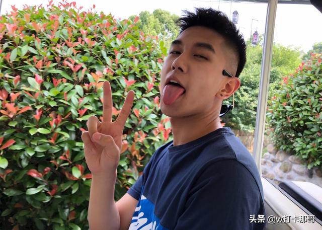 戴着10块钱的耳机说情话亦撩人,面对这位小奶狗,请原谅我肤浅了