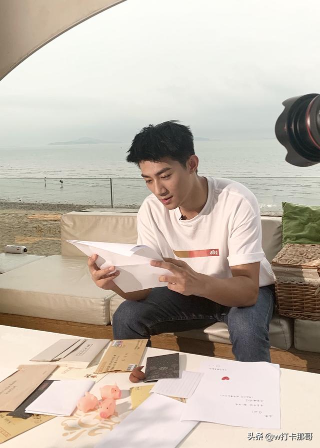 对着空气都能演,这位95后素人型男帅哥,分分钟让你陷入爱里面