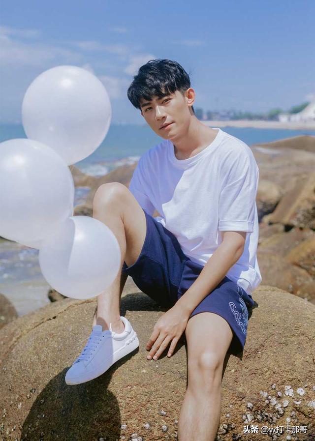 对着空气都能演,这位95后素人型男帅哥,分分钟让你陷入爱里面