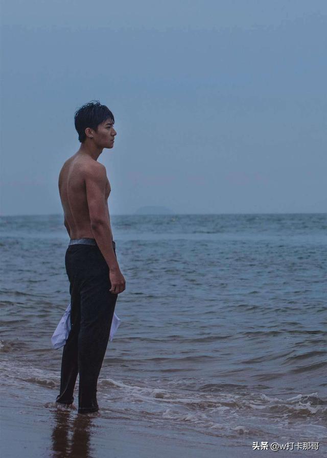对着空气都能演,这位95后素人型男帅哥,分分钟让你陷入爱里面