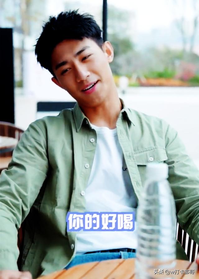 对着空气都能演,这位95后素人型男帅哥,分分钟让你陷入爱里面