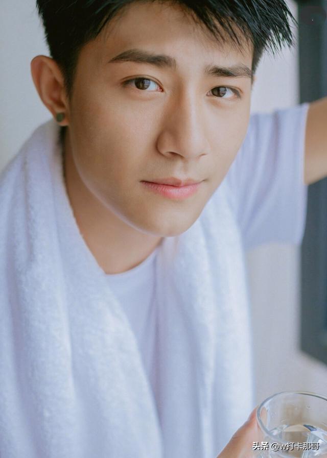 对着空气都能演,这位95后素人型男帅哥,分分钟让你陷入爱里面