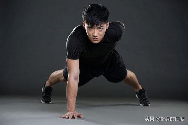 单手俯卧撑一点都不难,学会这几个技巧,轻松拿下
