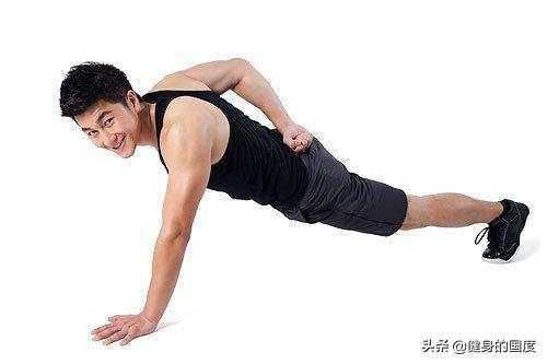 单手俯卧撑一点都不难,学会这几个技巧,轻松拿下