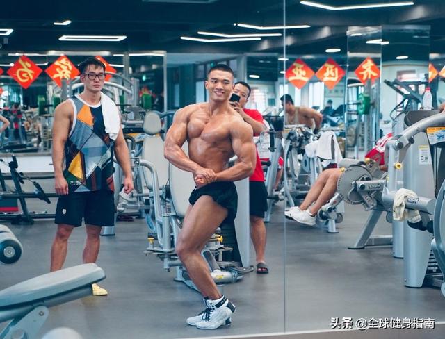 健美级黄晓明火遍朋友圈!网友:敢不敢再骚一点?