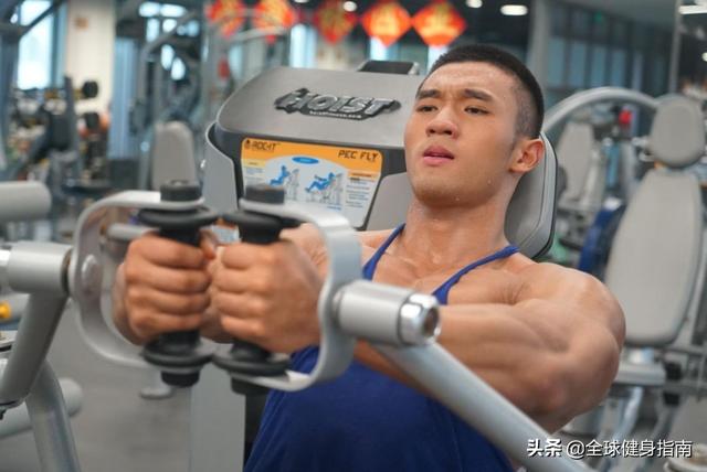 健美级黄晓明火遍朋友圈!网友:敢不敢再骚一点?