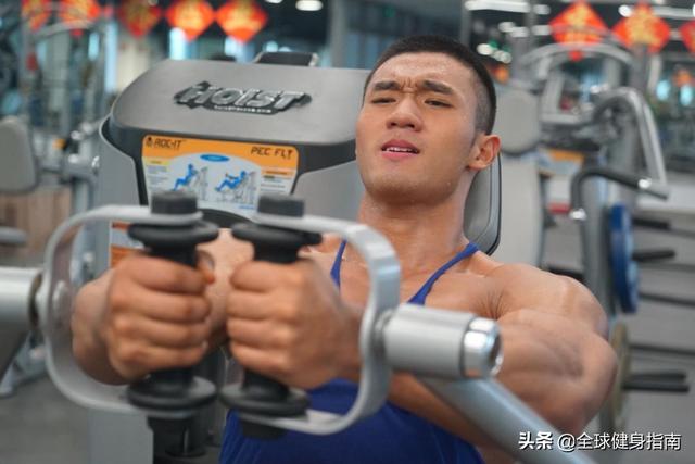 健美级黄晓明火遍朋友圈!网友:敢不敢再骚一点?