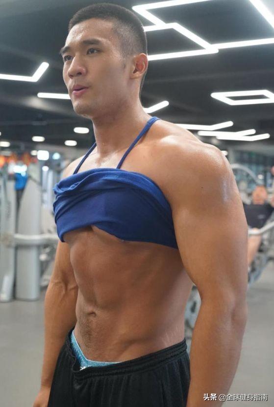 健美级黄晓明火遍朋友圈!网友:敢不敢再骚一点?