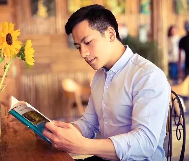 越南最帅男神老师走红,模特身材加明星颜值!网友:想去上学