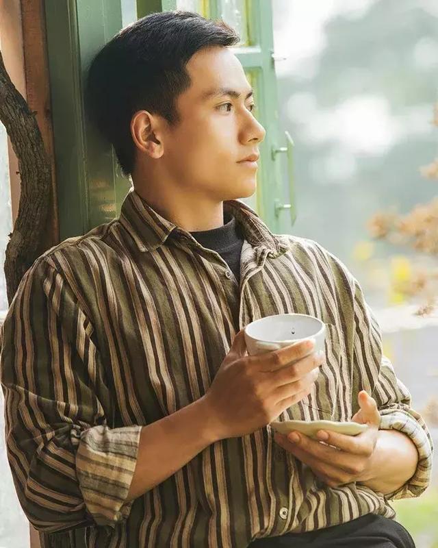 越南最帅男神老师走红,模特身材加明星颜值!网友:想去上学