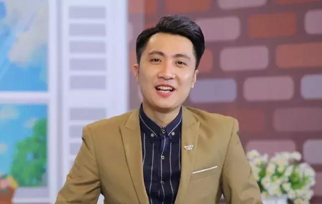 越南最帅男神老师走红,模特身材加明星颜值!网友:想去上学