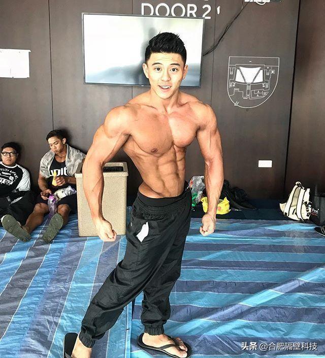 帅气新加坡小哥,个子不高肌肉很大,和女友的爱情令人羡慕