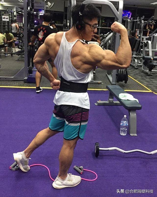帅气新加坡小哥,个子不高肌肉很大,和女友的爱情令人羡慕
