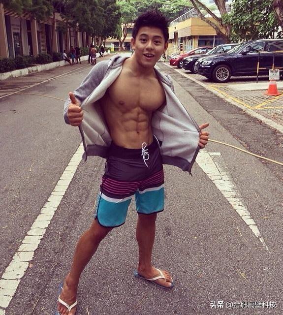 帅气新加坡小哥,个子不高肌肉很大,和女友的爱情令人羡慕
