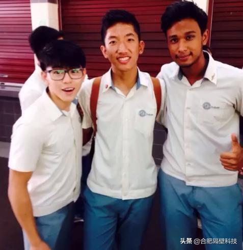 帅气新加坡小哥,个子不高肌肉很大,和女友的爱情令人羡慕