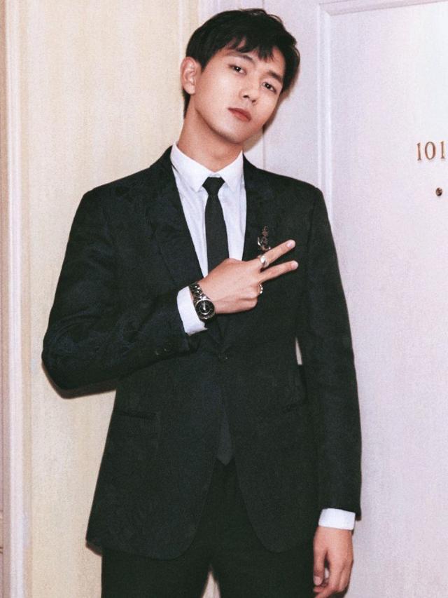 李现腿长105cm,黑色西装VS白色西装,你喜欢哪种风格?