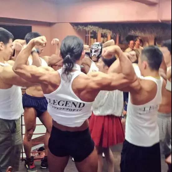 网红酒吧,清一色肌肉型男,女性顾客爆满