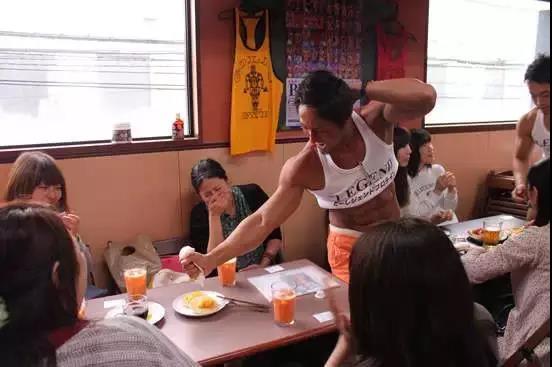 网红酒吧,清一色肌肉型男,女性顾客爆满