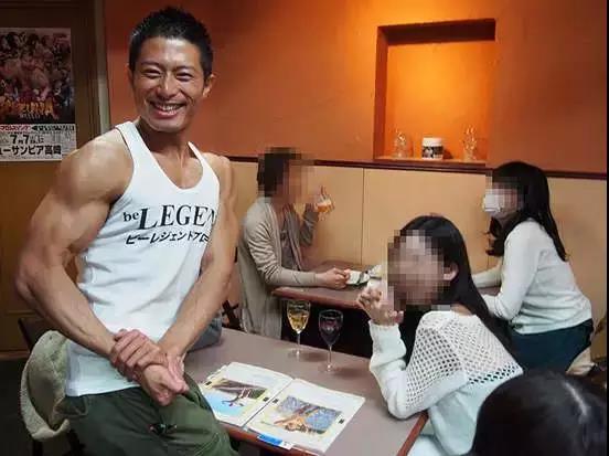 网红酒吧,清一色肌肉型男,女性顾客爆满