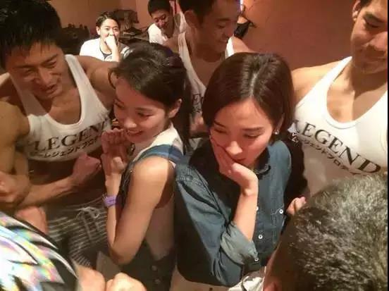 网红酒吧,清一色肌肉型男,女性顾客爆满