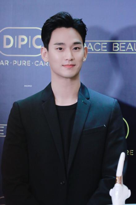 31岁金秀贤退伍,这副西装打扮,是成熟了还是沧桑了