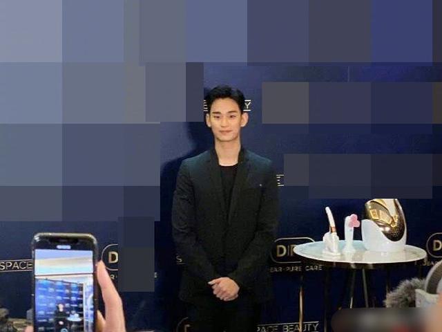 31岁金秀贤退伍,这副西装打扮,是成熟了还是沧桑了