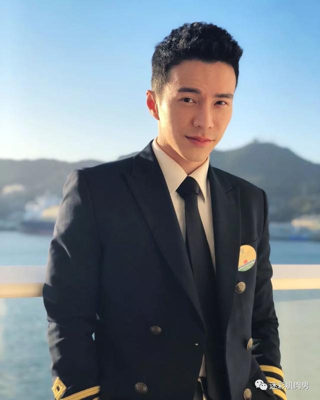 海兰察演飞行员,这身材穿正装太帅了