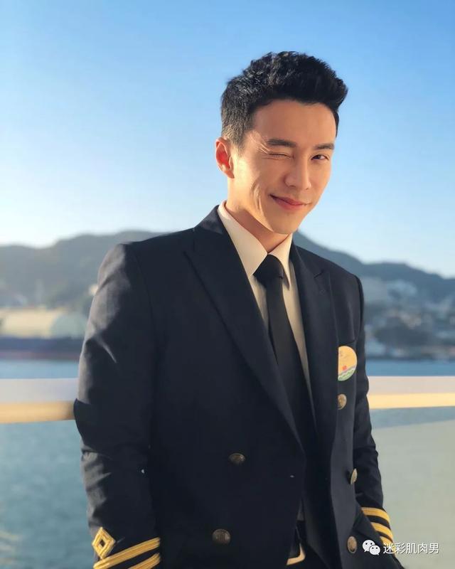 海兰察演飞行员,这身材穿正装太帅了